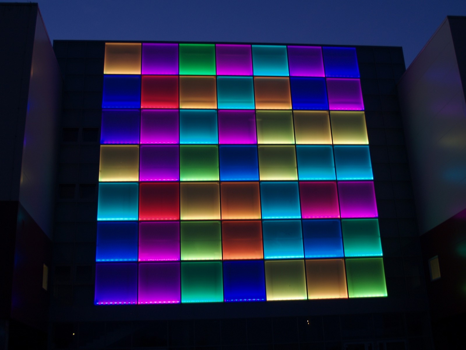 СВЕТОДИНАМИЧЕСКАЯ RGB ПОДСВЕТКА ФАСАДА ТРЦ